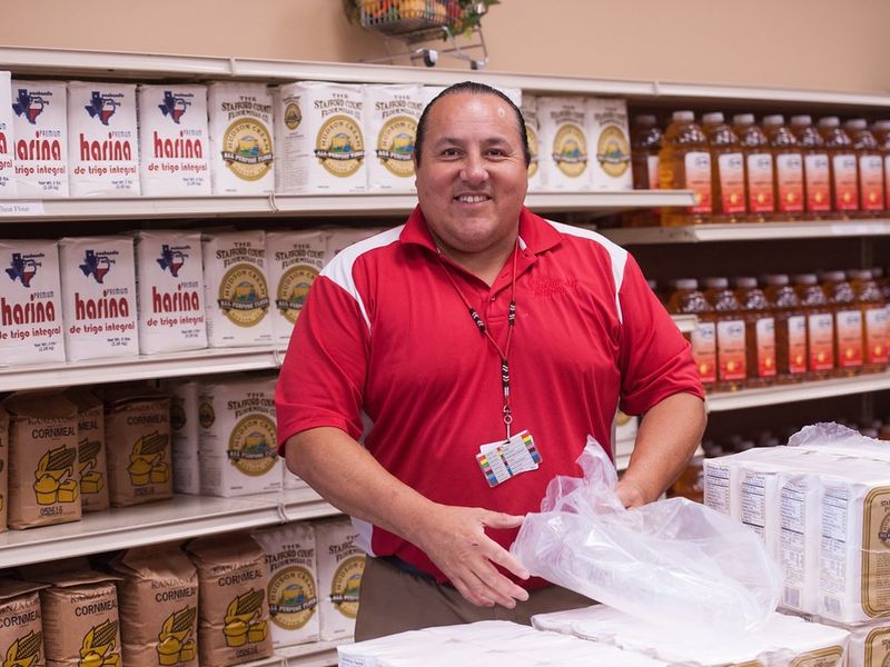 Pasillo de abarrotes con productos surtidos