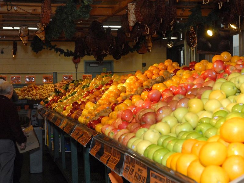 Exhibición de frutas y verduras frescas de colores