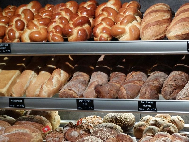 Pan recién horneado en la vitrina de la panadería