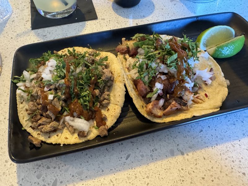 Tacos preparados en la taquería
