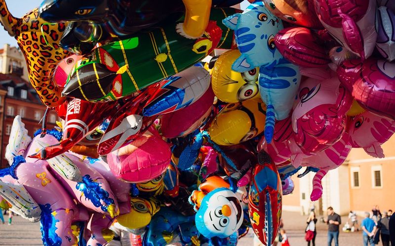 Globos de colores en una celebración infantil