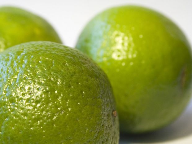 Limones verdes frescos